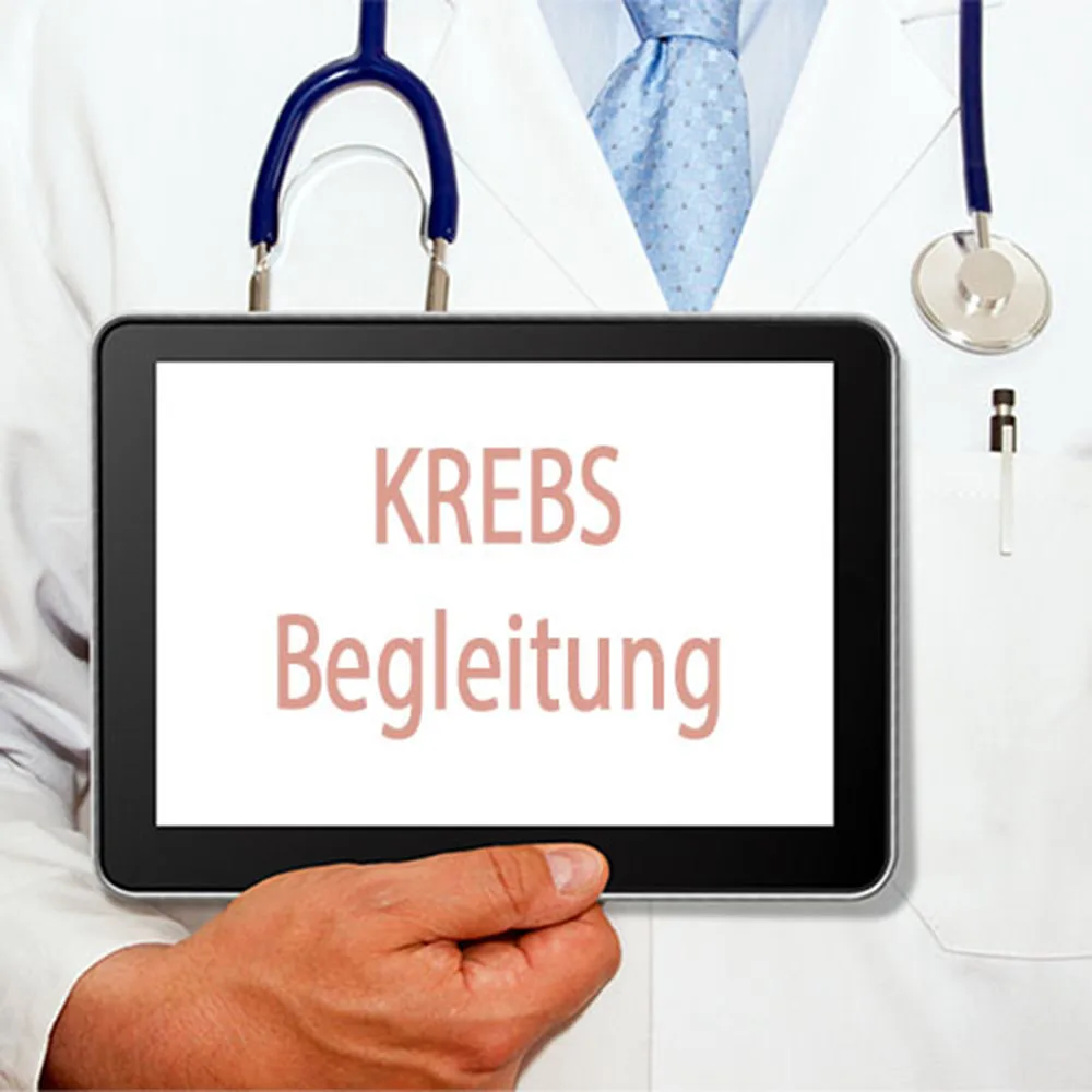 Medizinier hält vor dem Brustkorb ein Schild mit Krebs Begleitung